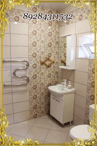 クシュチェフスカヤにあるU Tatyanyのバスルーム(トイレ、洗面台、シャワー付)