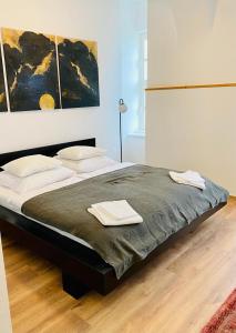 - une chambre avec un lit et 2 serviettes dans l'établissement Haus am Eck, à Rechnitz