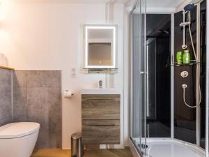 een badkamer met een douche, een toilet en een wastafel bij Gîte Saint-Nazaire, 4 pièces, 6 personnes - FR-1-306-1203 in Saint-Nazaire