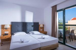 Ein Bett oder Betten in einem Zimmer der Unterkunft Gouves Waterpark Holiday Resort