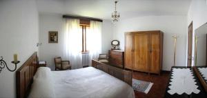 una camera con letto, cassettiera e finestra di B&B da Lori a Tirano