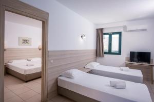 Ein Bett oder Betten in einem Zimmer der Unterkunft Gouves Waterpark Holiday Resort