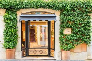un ingresso a un edificio con piante sopra di Hotel S. Anna a Roma