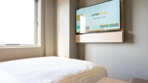 Televiisor ja/või meelelahutuskeskus majutusasutuses Super Hotel Kanku Kumatoriekimae