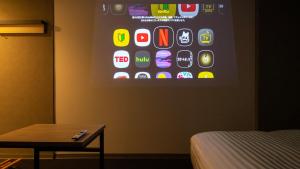 Televiisor ja/või meelelahutuskeskus majutusasutuses Super Hotel Kanku Kumatoriekimae
