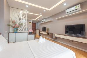 TV/trung tâm giải trí tại 22housing Hotel & Residence 81 Linh Lang