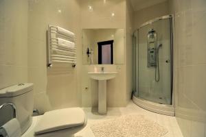 Koupelna v ubytování Oreanda Hotel + 37 fotografií