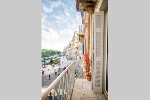 uma varanda com vista para a praia e para os edifícios em The Sway Apartment- Luxury Loft in Corfu Town em Corfu Town