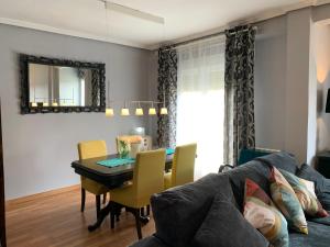 - un salon avec une table et un canapé dans l'établissement SG Apartamentos LA CASA DE LA CATEDRAL VUT47-240, à Valladolid