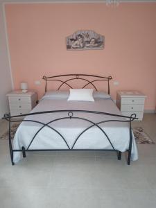 1 dormitorio con 1 cama y 2 mesitas de noche en Nel cuore di Coppito, en Coppito