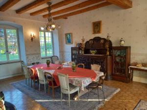 comedor con mesa roja y sillas en Château De Werde en Matzenheim