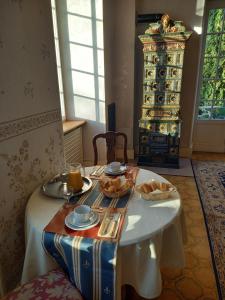 un tavolo con un piatto di cibo sopra di Château De Werde a Matzenheim