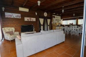 Televízia a/alebo spoločenská miestnosť v ubytovaní Country Villa