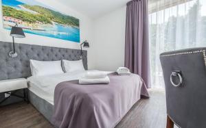 Łóżko lub łóżka w pokoju w obiekcie Port 21 Pura Pool & Design Hotel - Adults Only