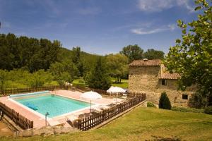 ein Pool in einem Hof neben einem Gebäude in der Unterkunft Il Mulino - beautiful, family-friendly Tuscan villa with fenced pool in Monterchi