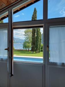 an open door with a view of the water at Villa Onedo in Abbadia Lariana