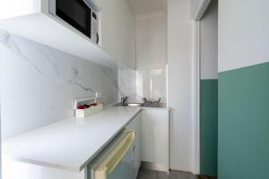 Manly Waves Studios & Apartments的厨房或小厨房