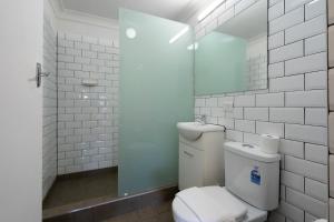 Manly Waves Studios & Apartments的一间浴室