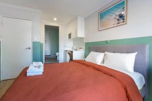 Manly Waves Studios & Apartments客房内的一张或多张床位