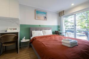 Manly Waves Studios & Apartments客房内的一张或多张床位