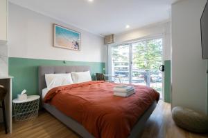 Manly Waves Studios & Apartments客房内的一张或多张床位