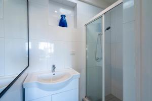 Manly Waves Studios & Apartments的一间浴室