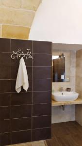 bagno con lavandino e specchio di Masseria La Lizza - Ospitalità Rurale a Lecce