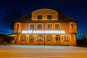 un gran edificio amarillo con un cartel. en Pałacyk Karkonosze koło Karpacza, en Karpacz