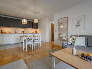 ein Wohnzimmer mit einer Küche und einem Esszimmer in der Unterkunft VisitZakopane - Rocky Apartment in Zakopane