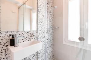 un bagno con lavandino e doccia di Little Bright Studio · Corfu Old Town a Città di Corfù Altre 65 foto