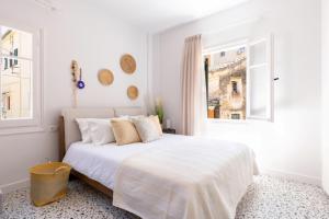 una camera da letto bianca con un letto bianco e una finestra di Little Bright Studio · Corfu Old Town a Città di Corfù