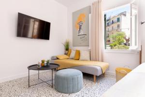 un soggiorno con un divano e un tavolo di Little Bright Studio · Corfu Old Town a Città di Corfù