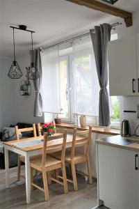 cocina con mesa y sillas en una habitación en łOWCA PIENIN en Szczawnica