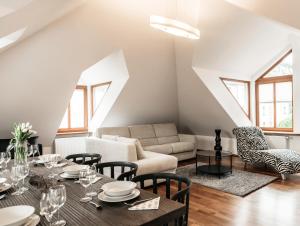 een woonkamer met een tafel en een bank bij Extravaganza in Krakau
