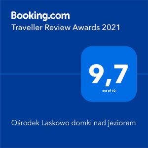 une boîte bleue avec le chiffre de soixante-dix-sept. dans l'établissement Osada Laskowo, Ośrodek Laskowo domki nad jeziorem, à Laskowo