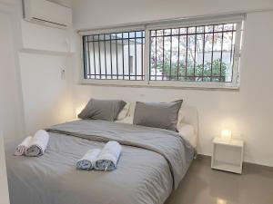 מיטה או מיטות בחדר ב-KYMA Apartments Athens 19