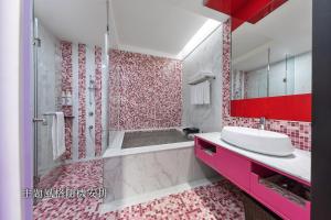 Bilik mandi di Chuang-tang Spring Spa Hotel