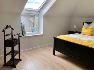 a bedroom with a bed and a window at Apartment in Uni- und Citynähe in Oldenburg