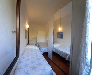 Habitación pequeña con 2 camas. en Le case di Stella Maris, en Palau