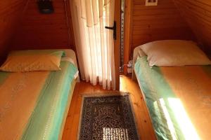 Postel nebo postele na pokoji v ubytování Wooden cabin with a view