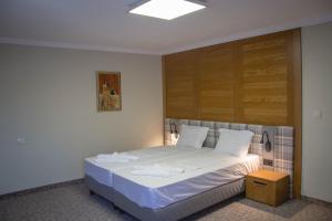 Postel nebo postele na pokoji v ubytování Prince Cyril Hotel