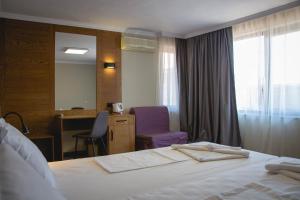 Postel nebo postele na pokoji v ubytování Prince Cyril Hotel