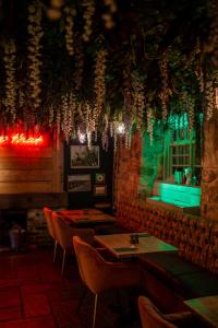 een restaurant met tafels en stoelen in een kamer bij Crux in Alnwick