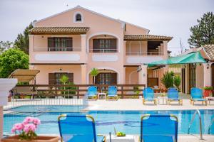Bazén v ubytování Nikos Pool Apartments - Upper Floor nebo v jeho okolí