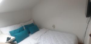 Postel nebo postele na pokoji v ubytování APARTMANI Emerald Dream