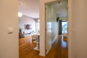 un pasillo abierto que conduce a una sala de estar con paredes blancas. en Green Apartment, en Funchal
