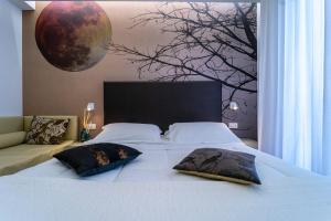 里米尼的住宿－斯特拉多羅酒店，卧室内的一张带两个枕头的床