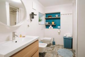bagno con lavandino e servizi igienici di Apartma Ob stari murvi, Sežana a Sežana