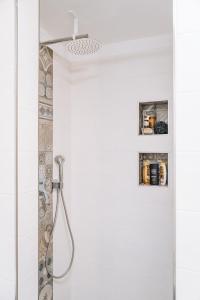 y baño con ducha con cabezal de ducha. en Apartma Ob stari murvi, Sežana, en Sežana