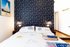 una camera con un letto con una parete in bianco e nero di Standard B&B a Civitanova Marche